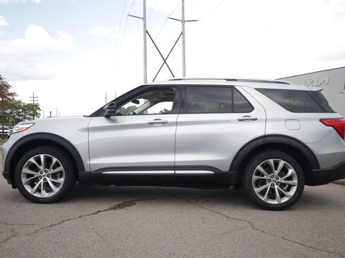 Used 2021 Ford Explorer Platinum w/ Equipment Group 601A AWD/4WD image 2