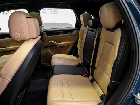 Used 2024 Porsche Cayenne AWD/4WD image 39
