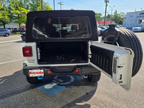 Used 2024 Jeep Wrangler Unlimited Sahara w/ Technology Group AWD/4WD image 34