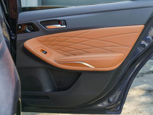 Used 2019 Toyota Avalon Limited image 29