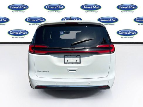 Used 2023 Chrysler Pacifica Touring-L FWD image 5