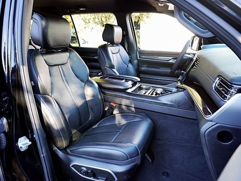 Used 2023 Jeep Wagoneer 2WD image 12