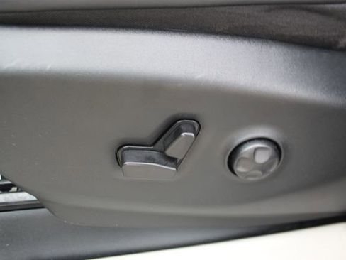 Used 2024 Chrysler Pacifica Touring-L image 11