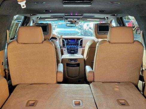 Used 2017 Cadillac Escalade ESV Platinum image 39
