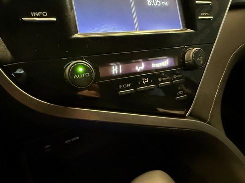 Used 2018 Toyota Camry SE w/ Moonroof Package image 13