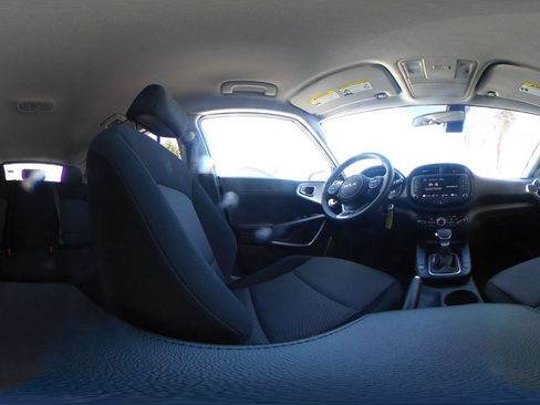 Used 2025 Kia Soul LX w/ LX Technology Package FWD image 40