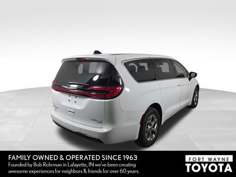 Used 2024 Chrysler Pacifica Limited AWD/4WD image 7