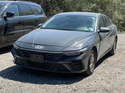 Used 2025 Hyundai Elantra SE w/ Cargo Package