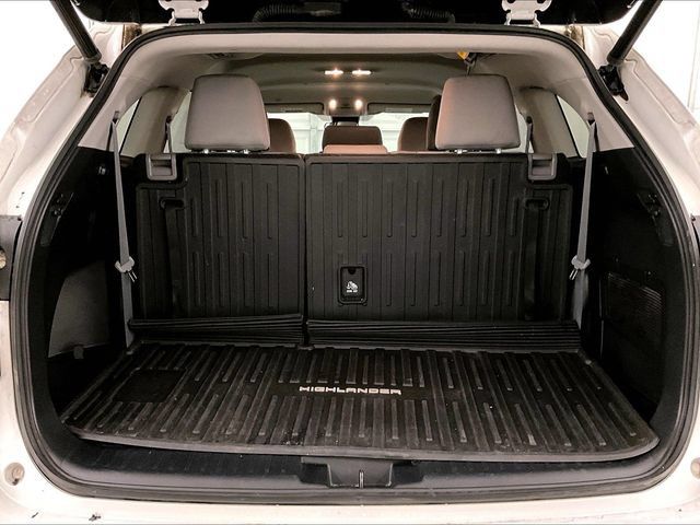 Used 2022 Toyota Highlander LE AWD/4WD image 34