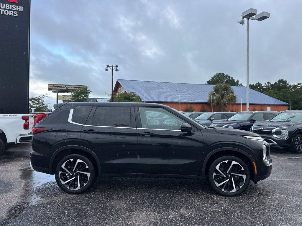 Used 2024 Mitsubishi Outlander SE AWD/4WD image 2