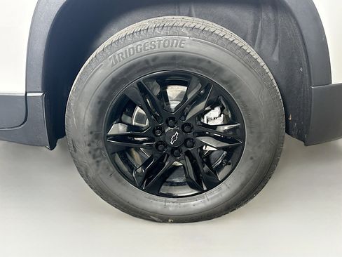 Used 2023 Chevrolet Traverse LT image 11