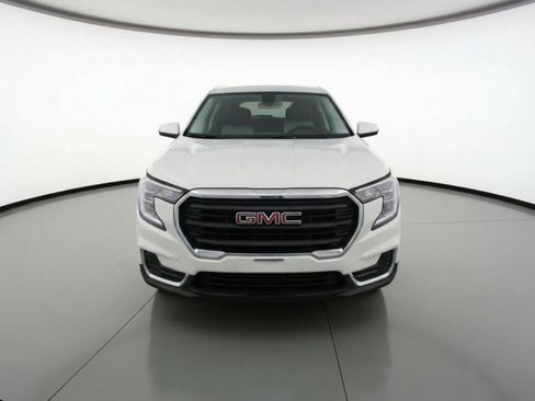 Used 2024 GMC Terrain SLE image 2