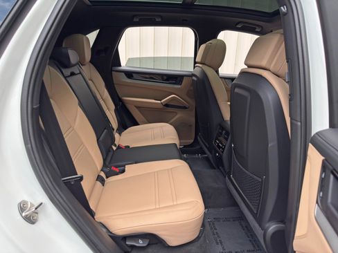 Used 2025 Porsche Cayenne w/ Premium Package Plus AWD/4WD image 46