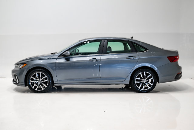 Used 2025 Volkswagen Jetta SE FWD image 29