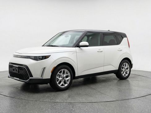 Used 2025 Kia Soul LX w/ LX Technology Package image 3