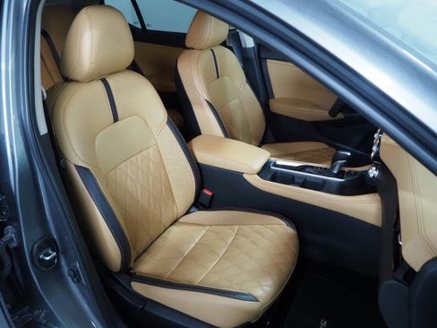 Used 2024 Nissan Sentra SV w/ SV Premium Package image 2