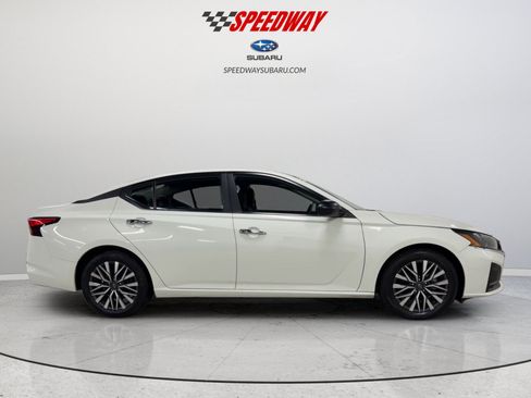 Used 2025 Nissan Altima 2.5 SV FWD image 4