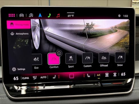 Used 2025 Volkswagen Tiguan SE w/ Panoramic Sunroof Package image 38