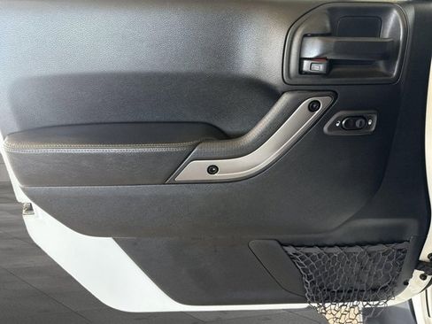 Used 2018 Jeep Wrangler Unlimited Sahara AWD/4WD image 8