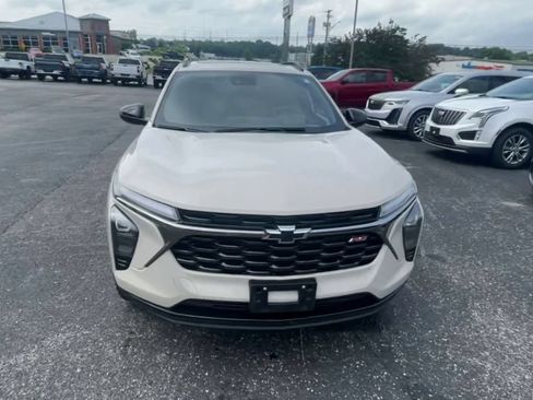 Used 2026 Chevrolet Trax RS w/ Sunroof Package FWD image 4