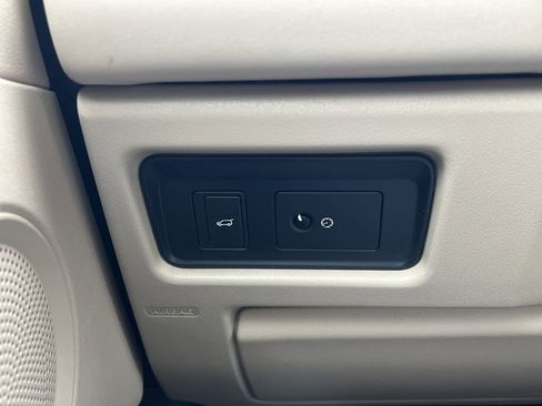 Used 2016 Land Rover Discovery Sport HSE image 17