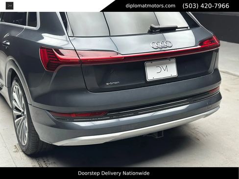 Used 2019 Audi e-tron Prestige w/ Prestige Package image 16