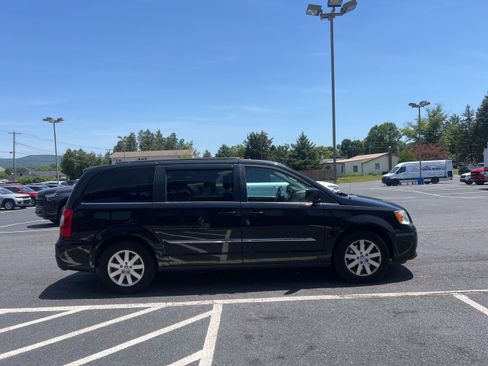 Used 2016 Chrysler Town & Country Touring FWD image 6