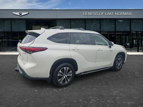 Used 2021 Toyota Highlander XLE AWD/4WD image 5