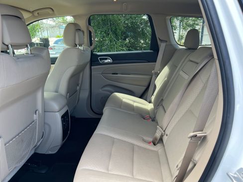 Used 2022 Jeep Grand Cherokee Laredo E AWD/4WD image 15