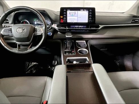 Used 2021 Toyota Sienna XLE image 15