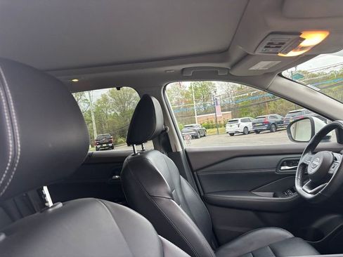 Used 2023 Nissan Rogue SL w/ SL Premium Package image 17