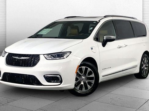 Used 2023 Chrysler Pacifica Pinnacle FWD image 12