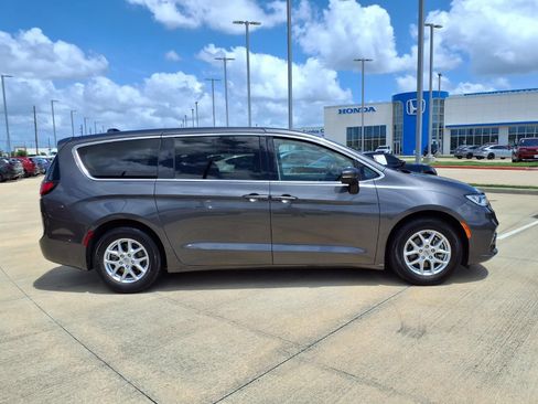 Used 2023 Chrysler Pacifica Touring-L FWD image 8