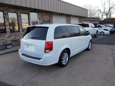 Used 2019 Dodge Grand Caravan SE FWD image 3