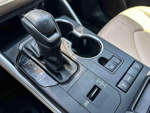 Used 2022 Toyota Highlander XLE FWD image 32