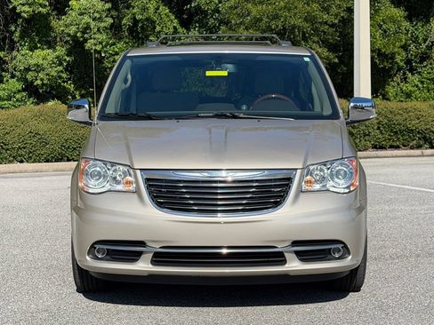Used 2016 Chrysler Town & Country Limited Platinum FWD image 8