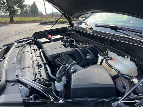 Used 2025 Chevrolet Suburban Z71 image 9