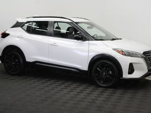 Used 2021 Nissan Kicks SR w/ SR Premium Package FWD image 3