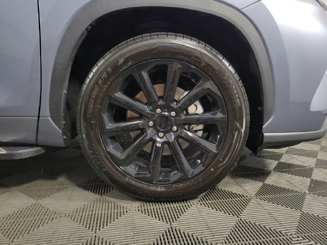 Used 2024 Toyota Highlander XLE FWD image 9
