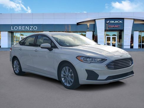 Used 2019 Ford Fusion SE image 3