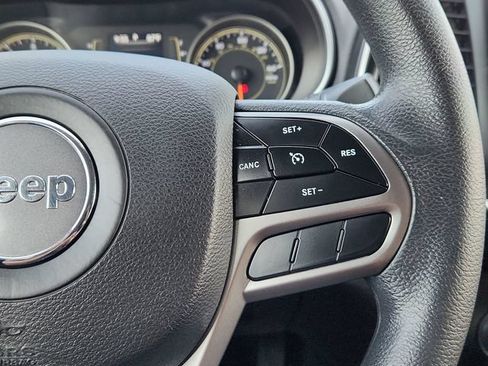 Used 2019 Jeep Cherokee Latitude w/ Popular Appearance Group FWD image 34