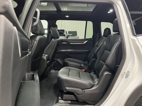 Certified 2025 GMC Acadia Elevation w/ Elevation Premium Package AWD/4WD image 8