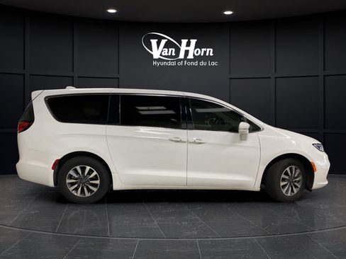 Used 2022 Chrysler Pacifica Touring-L FWD image 8