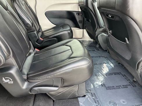 Used 2023 Chrysler Pacifica Touring-L image 22
