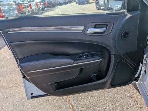 Used 2018 Chrysler 300 Touring w/ Chrome Appearance Package RWD image 11