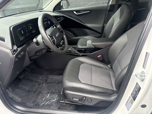 Used 2023 Kia Niro EX image 18