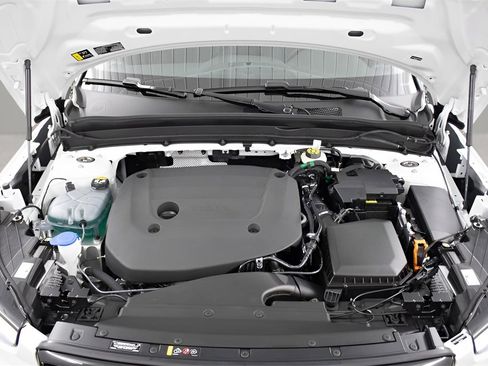 Certified 2025 Volvo XC40 B5 Plus image 15