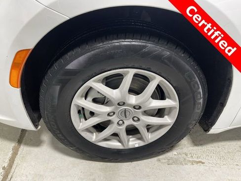 Certified 2024 Chrysler Pacifica Touring-L image 10