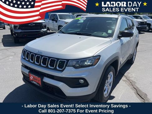 Used 2024 Jeep Compass Latitude AWD/4WD image 2