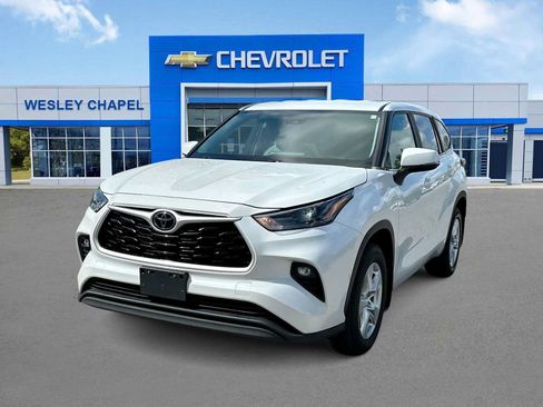 Used 2023 Toyota Highlander LE AWD/4WD image 1